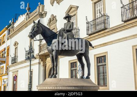 Gräfin von Barcelona (Condesa De Barcelona), Reiterstatue vor der Stierkampfarena Real Maestranza in Sevilla, Prinzessin Maria Mercedes von Bourbon-Two Sizil Stockfoto
