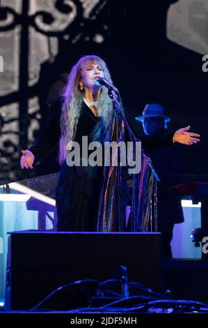 Manchester, Usa. 19.. Juni 2022. Stevie Nicks tritt am 4. Tag des 2022 Bonnaroo Music & Arts Festivals am 19. Juni 2022 in Manchester, Tennessee, auf. Foto: Darren Eagles/imageSPACE /Sipa USA Kredit: SIPA USA/Alamy Live News Stockfoto