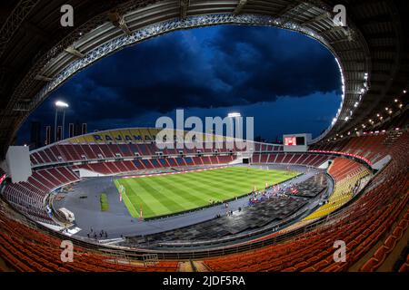 Bangkok, Thailand. 19.. Juni 2022. Eine Landschaft des Rajamangala-Stadions während eines Vormatches vor dem Spiel Bangkok Century Cup 2022 .Start am 12.Juli2022 (Bild: © varit Soponpis/Pacific Press via ZUMA Press Wire) Stockfoto