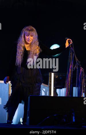 Manchester, Usa. 19.. Juni 2022. Stevie Nicks tritt am 4. Tag des 2022 Bonnaroo Music & Arts Festivals am 19. Juni 2022 in Manchester, Tennessee, auf. Foto: Darren Eagles/imageSPACE /Sipa USA Kredit: SIPA USA/Alamy Live News Stockfoto