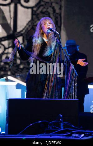 Manchester, Usa. 19.. Juni 2022. Stevie Nicks tritt am 4. Tag des 2022 Bonnaroo Music & Arts Festivals am 19. Juni 2022 in Manchester, Tennessee, auf. Foto: Darren Eagles/imageSPACE /Sipa USA Kredit: SIPA USA/Alamy Live News Stockfoto