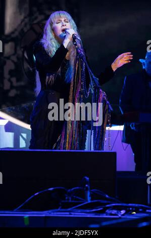 Manchester, Usa. 19.. Juni 2022. Stevie Nicks tritt am 4. Tag des 2022 Bonnaroo Music & Arts Festivals am 19. Juni 2022 in Manchester, Tennessee, auf. Foto: Darren Eagles/imageSPACE /Sipa USA Kredit: SIPA USA/Alamy Live News Stockfoto