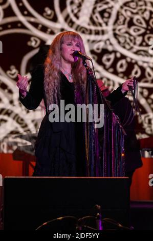 Manchester, Usa. 19.. Juni 2022. Stevie Nicks tritt am 4. Tag des 2022 Bonnaroo Music & Arts Festivals am 19. Juni 2022 in Manchester, Tennessee, auf. Foto: Darren Eagles/imageSPACE /Sipa USA Kredit: SIPA USA/Alamy Live News Stockfoto