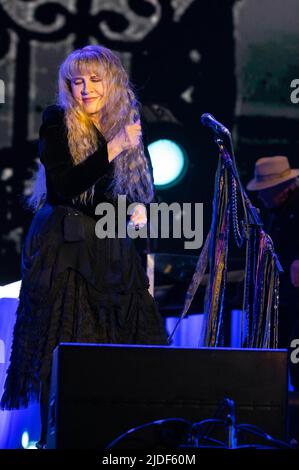 Manchester, Usa. 19.. Juni 2022. Stevie Nicks tritt am 4. Tag des 2022 Bonnaroo Music & Arts Festivals am 19. Juni 2022 in Manchester, Tennessee, auf. Foto: Darren Eagles/imageSPACE /Sipa USA Kredit: SIPA USA/Alamy Live News Stockfoto