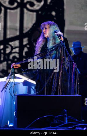 Manchester, Usa. 19.. Juni 2022. Stevie Nicks tritt am 4. Tag des 2022 Bonnaroo Music & Arts Festivals am 19. Juni 2022 in Manchester, Tennessee, auf. Foto: Darren Eagles/imageSPACE /Sipa USA Kredit: SIPA USA/Alamy Live News Stockfoto