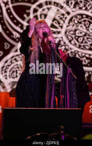 Manchester, Usa. 19.. Juni 2022. Stevie Nicks tritt am 4. Tag des 2022 Bonnaroo Music & Arts Festivals am 19. Juni 2022 in Manchester, Tennessee, auf. Foto: Darren Eagles/imageSPACE /Sipa USA Kredit: SIPA USA/Alamy Live News Stockfoto