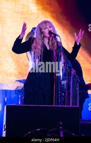 Manchester, Usa. 19.. Juni 2022. Stevie Nicks tritt am 4. Tag des 2022 Bonnaroo Music & Arts Festivals am 19. Juni 2022 in Manchester, Tennessee, auf. Foto: Darren Eagles/imageSPACE /Sipa USA Kredit: SIPA USA/Alamy Live News Stockfoto