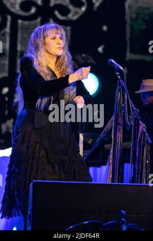 Manchester, Usa. 19.. Juni 2022. Stevie Nicks tritt am 4. Tag des 2022 Bonnaroo Music & Arts Festivals am 19. Juni 2022 in Manchester, Tennessee, auf. Foto: Darren Eagles/imageSPACE /Sipa USA Kredit: SIPA USA/Alamy Live News Stockfoto