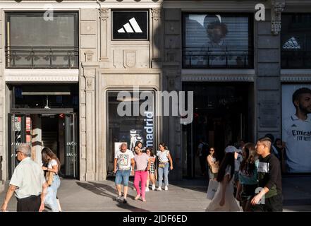 Madrid, Spanien. 20.. Juni 2022. Fußgänger laufen am deutschen multinationalen Sportartikelgeschäft Adidas in Spanien vorbei. (Foto: Xavi Lopez/SOPA Images/Sipa USA) Quelle: SIPA USA/Alamy Live News Stockfoto