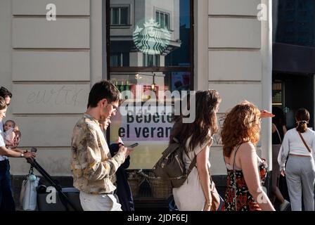Madrid, Spanien. 20.. Juni 2022. Fußgänger kommen an der amerikanischen multinationalen Kette Starbucks Coffee Store in Spanien vorbei. (Foto: Xavi Lopez/SOPA Images/Sipa USA) Quelle: SIPA USA/Alamy Live News Stockfoto
