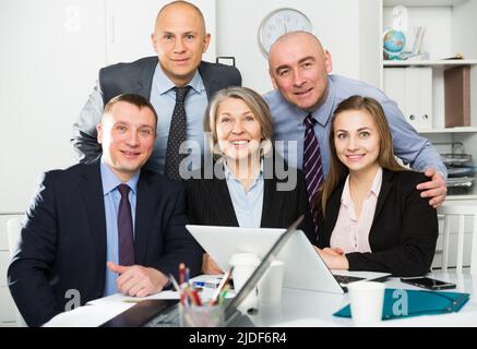Glücklich nach Team von Business Leute emotional Gestik und Feiern im Büro Stockfoto