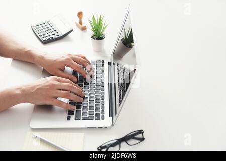Geschäftsmann, der im Büro arbeitet. Buchhalter oder Buchhalter, der mit einem Laptop arbeitet Stockfoto