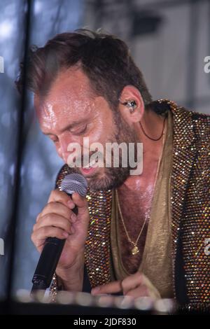 Padua, Venetien, Italien. 18.. Juni 2022. Der italienische Singer-Songwriter Cesare Cremonini tritt mit seiner Stadi 2022-Tournee in Padua auf. (Bild: © Mimmo Lamacchia/Pacific Press via ZUMA Press Wire) Stockfoto