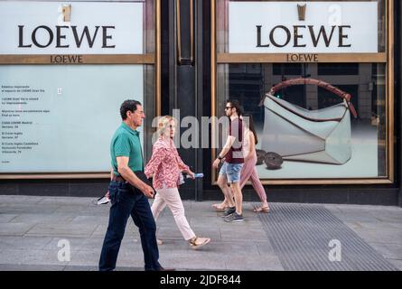 Madrid, Spanien. 28.. Mai 2022. Fußgänger laufen am spanischen Laden Loewe für Luxusbekleidung und Accessoires vorbei. (Bild: © Miguel Candela/SOPA Images via ZUMA Press Wire) Stockfoto