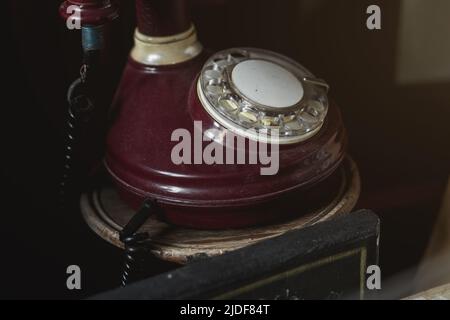Altes staubbedecktes Telefon mit Festplattenwahl. Retro-Telefon Stockfoto