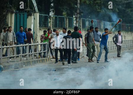 Kathmandu, Nepal. 20.. Juni 2022. Am 20. Juni 2022 in Kathmandu, Nepal. Studentenunion der Kommunistischen Partei Nepals (Unified Marxist - Leninist) - CPN (UML) protestiert gegen die Preiserhöhung bei Erdölprodukten. (Foto: Abhishek Maharjan/Sipa USA) Quelle: SIPA USA/Alamy Live News Stockfoto