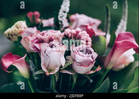 Bouquet von Rosen und cala Lilien Stockfoto