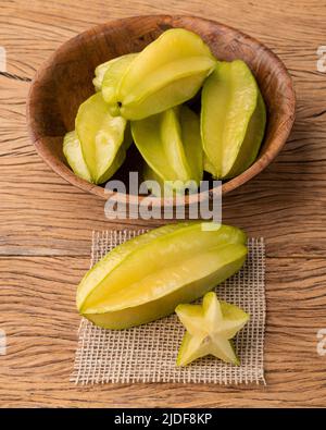 Starfruits in einer Schüssel über einem Holztisch. Stockfoto