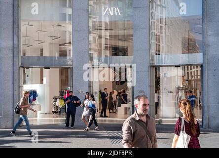 Madrid, Spanien. 28.. Mai 2022. Fußgänger laufen am spanischen multinationalen Bekleidungsdesign-Einzelhandelsunternehmen von Inditex, Zara, Store in Spanien vorbei (Bildquelle: © Miguel Candela/SOPA Images via ZUMA Press Wire) Stockfoto