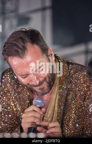 Padua, Venetien, Italien. 18.. Juni 2022. Der italienische Singer-Songwriter Cesare Cremonini tritt mit seiner Stadi 2022-Tournee in Padua auf. (Bild: © Mimmo Lamacchia/Pacific Press via ZUMA Press Wire) Stockfoto