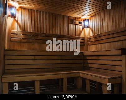 Typisch finnische Sauna, heiße klassische Holzsauna aus Holz. Stockfoto