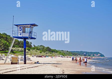 Heringsdorf, Mecklenburg-Vorpommern, Deutschland - 6. Juni 2011: Touristen genießen Urlaub am Strand von Heringsdorf an der Ostsee Stockfoto