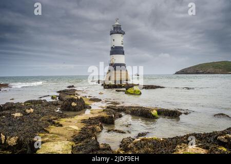 Black Point, Penmon, Ynys Seiriol, Anglesey, Nordwales, VEREINIGTES KÖNIGREICH. Der Leuchtturm Trwyn Du in Penmon Point wurde 1838 vom Trinity House zur Markierung des Nordens erbaut Stockfoto