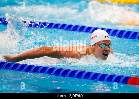 BUDAPEST, UNGARN - 20. JUNI: Leon Marchand aus Frankreich nimmt am 20. Juni 2022 in der Duna Arena in Budapest, Ungarn, an den Halbfinals der Schmetterlinge der Männer 200m während der FINA-Schwimmweltmeisterschaften Teil (Foto: Nikola Krstic/Orange Picles) Stockfoto