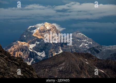 Bei Sonnenuntergang Blick auf die Tofane-Berggruppe. Tofana di Dentro, di Mezzo, di Rozes. Venetien. Italienische Alpen. Europa. Stockfoto