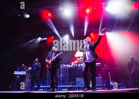 Tito Jackson und Marlon Jackson, von den Jacksons, die beim Fantasia Pop Festival in Promenade Park, Maldon, Essex, Großbritannien, auftreten. Stockfoto