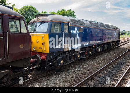 British Rail Diesel-Lokomotive der Baureihe 57, die am 20.. Juni 2022 durch Hellifield in North Yorkshire fährt Stockfoto