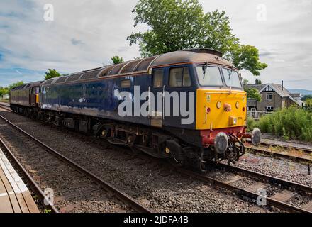 British Rail Diesel-Lokomotive der Baureihe 57, die am 20.. Juni 2022 durch Hellifield in North Yorkshire fährt Stockfoto