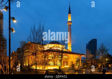 Ethem-Bey-Moschee bei Nacht auf dem Skanderbeg-Platz. Tirana. Albanien Stockfoto