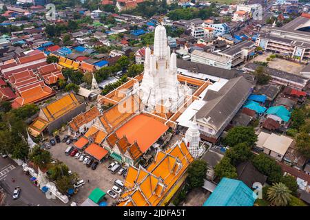 Luftaufnahme des Wat Mahathat Worawihan, Tempel in Phetchaburi, Thailand Stockfoto