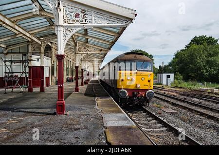 British Rail Diesel-Lokomotive der Baureihe 57, die am 20.. Juni 2022 durch Hellifield in North Yorkshire fährt Stockfoto