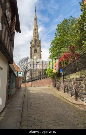 Die malerische St. Alkmunds Kirche, die sich an der Spitze einer schmalen Straße in Shrewsbury befindet. Stockfoto