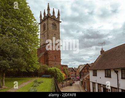 Blick auf die Fish Street zur St. Julians Kirche, einer der vier sächsischen Stiftungen in Shrewsbury. Der Turm stammt aus dem 12.. Jahrhundert. Stockfoto