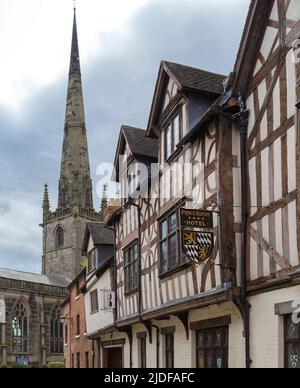 Die mittelalterliche Marktstadt Shrewsbury, England. Mit der Tudor-Architektur des Prince Rupert Hotels und dem Turm der St. Alkmunds Kirche. Stockfoto