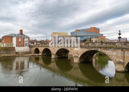 Die Welsh Bridge, die den Fluss Severn in Shrewsbury überspannt. Hinter der Brücke steht das Theater Severn. Stockfoto