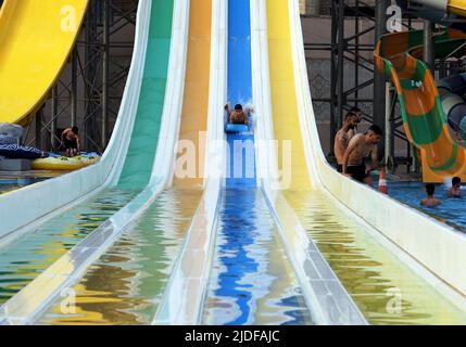 Bagdad, Irak. 20.. Juni 2022. Am 20. Juni 2022 verbringen die Menschen an einem heißen Tag in Bagdad, Irak, Zeit in einem Wasserpark. Der Irak erlebte in letzter Zeit heißes Wetter, wobei die höchste Temperatur in einigen Regionen des Landes auf 50 Grad Celsius Anstieg. Quelle: Khalil Dawood/Xinhua/Alamy Live News Stockfoto