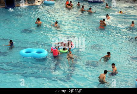 Bagdad, Irak. 20.. Juni 2022. Am 20. Juni 2022 verbringen die Menschen an einem heißen Tag in Bagdad, Irak, Zeit in einem Wasserpark. Der Irak erlebte in letzter Zeit heißes Wetter, wobei die höchste Temperatur in einigen Regionen des Landes auf 50 Grad Celsius Anstieg. Quelle: Khalil Dawood/Xinhua/Alamy Live News Stockfoto