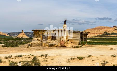 Altes Hirtenhaus in der Wüste der Bardenas Reales, mit der Castildetierra im Hintergrund, an einem Frühlingstag. Bardenas Reales, Spanien, April 30 Stockfoto