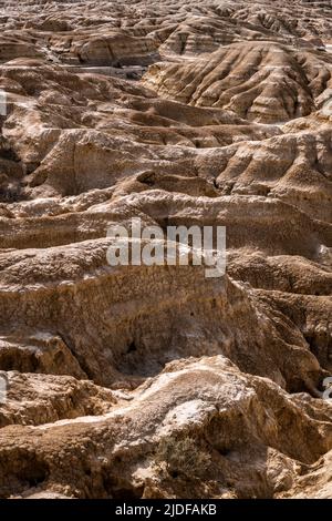 Blick auf die typischen geologischen Formationen der Wüste Bardenas Reales. Bardenas Reales, Spanien, 30. April 2022. Stockfoto