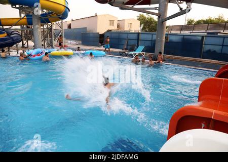 Bagdad, Irak. 20.. Juni 2022. Am 20. Juni 2022 verbringen die Menschen an einem heißen Tag in Bagdad, Irak, Zeit in einem Wasserpark. Der Irak erlebte in letzter Zeit heißes Wetter, wobei die höchste Temperatur in einigen Regionen des Landes auf 50 Grad Celsius Anstieg. Quelle: Khalil Dawood/Xinhua/Alamy Live News Stockfoto