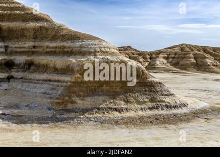 Blick auf die typischen geologischen Formationen der Wüste Bardenas Reales. Bardenas Reales, Spanien, 30. April 2022. Stockfoto