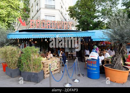 Paris, France-June 16, 2022 : Broadway Caffe ist eine brandneue Trattoria am Boulevard Montparnasse im Pariser 14. Bezirk. Stockfoto