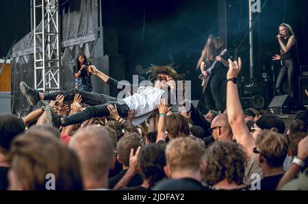 Kopenhagen, Dänemark. 18., Juni 2022. Festivalbesucher besuchen eines von vielen Live-Konzerten während des beliebten dänischen Heavy Metal Festivals Copenhell 2022. (Foto: Gonzales Photo - Joe Miller). Stockfoto