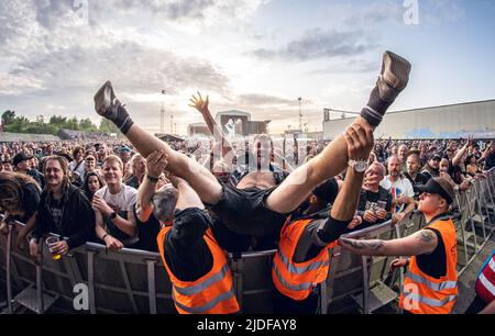 Kopenhagen, Dänemark. 18., Juni 2022. Festivalbesucher besuchen eines von vielen Live-Konzerten während des beliebten dänischen Heavy Metal Festivals Copenhell 2022. (Foto: Gonzales Photo - Joe Miller). Stockfoto