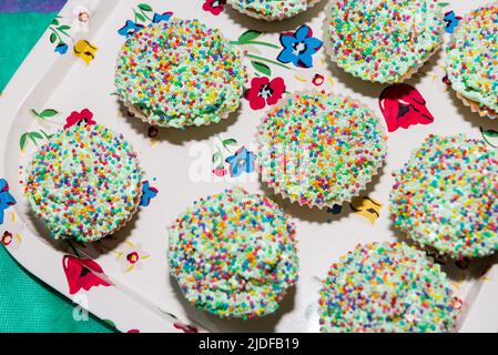 Bunte Tasse Kuchen zu einer Geburtstagsfeier zu feiern Stockfoto