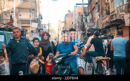 Damaskus, Syrien - Mai 2022: Menschen auf der Straße im Stadtverkehr in Damaskus, Syrien Stockfoto